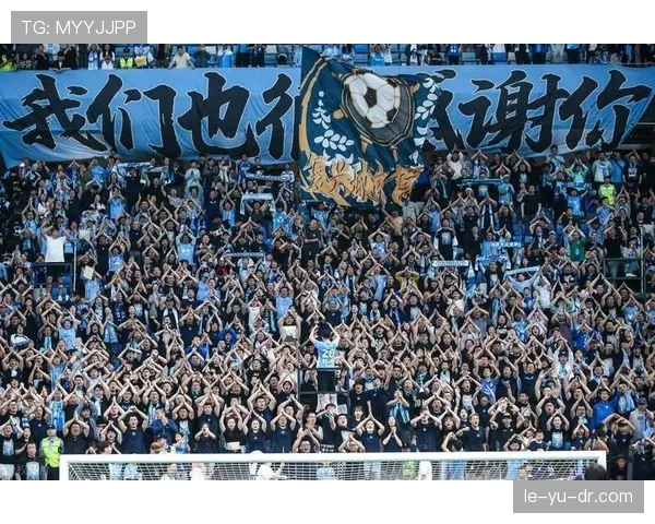 中超豪门激战正酣，球迷热情点燃赛场