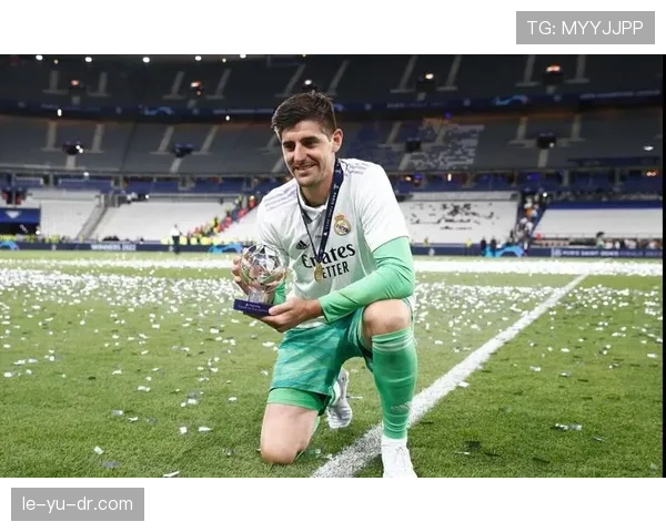 库尔图瓦双脚出球策动进攻，门将新技能惊艳全场