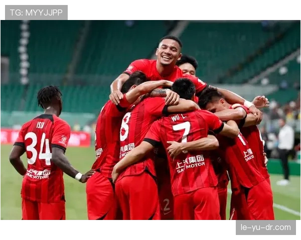 上海海港新赛季状态持续攀升，球迷热情高涨期待精彩对决