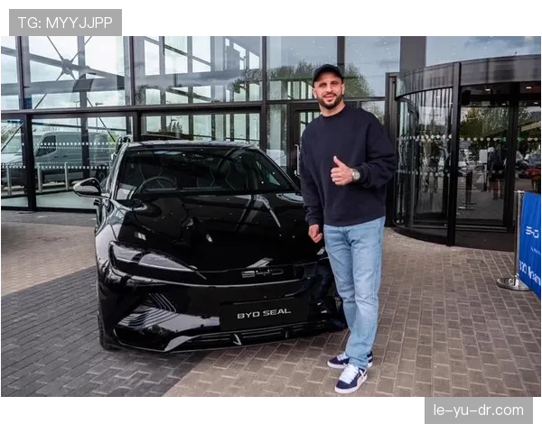 凯尔·沃克三中卫与边后卫角色切换的战术价值解析