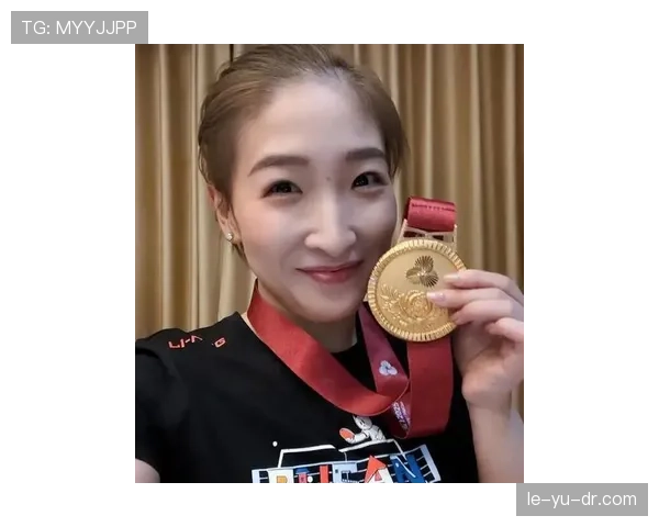 刘诗雯比赛后一身贵气,球馆里怎么看都不像普通运动员的样子啊 刘诗雯比赛后一身贵气,球馆里怎么看都不像普通运动员的样子啊