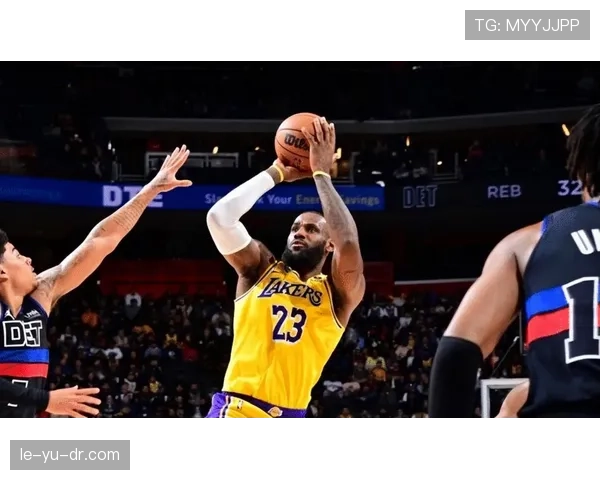 勒布朗利用高位挡拆拉开空间 提升关键时刻得分效率