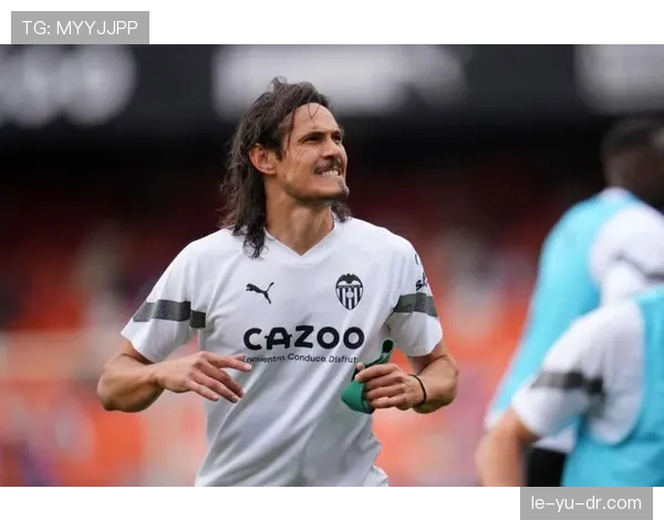 卡瓦尼拿着天价合同，逛菜市场像普通大叔，这反差笑抽我