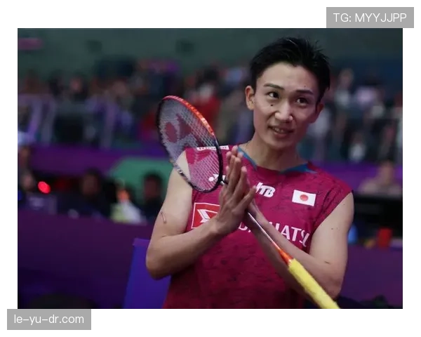 桃田贤斗拎个小背包走机场，后面那队接机豪车把我看懵