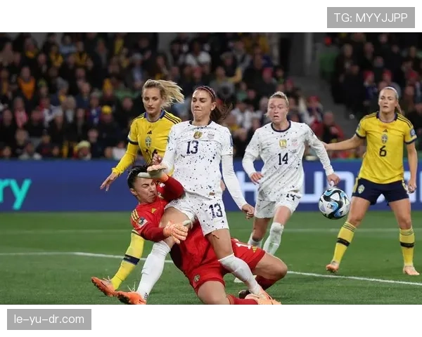 亚历克斯·摩根抱娃逛街，手上的包比我一个月房租还值钱